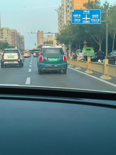 挂高仿绿牌的无牌电动汽车大摇大摆路上开