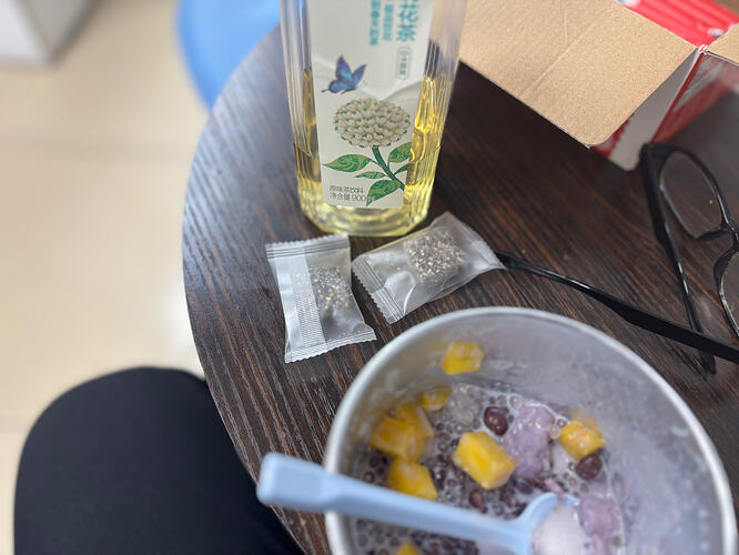 老板娘送的黑芝麻糕点