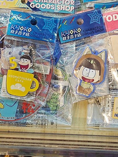 The image shows two plastic bags containing cartoon character keychains. (由 AI 生成标题)